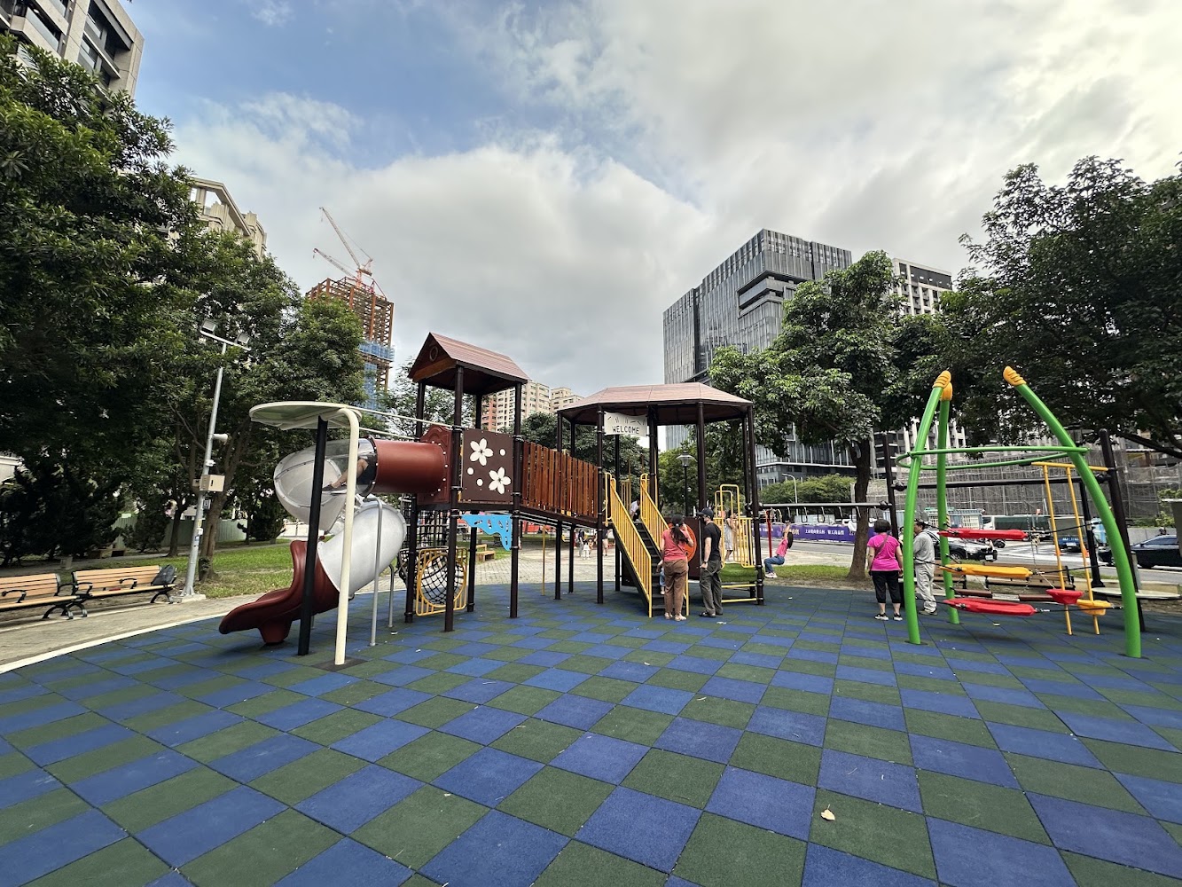 戶外兒童遊樂場有溜滑梯與鞦韆