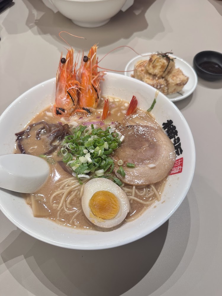 埔里橫濱拉麵豪華拉麵配有大蝦、叉燒、溏心蛋與木耳