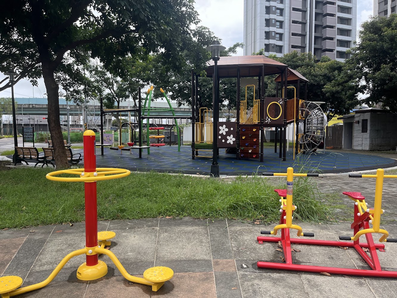 遊樂場與戶外健身器材同框