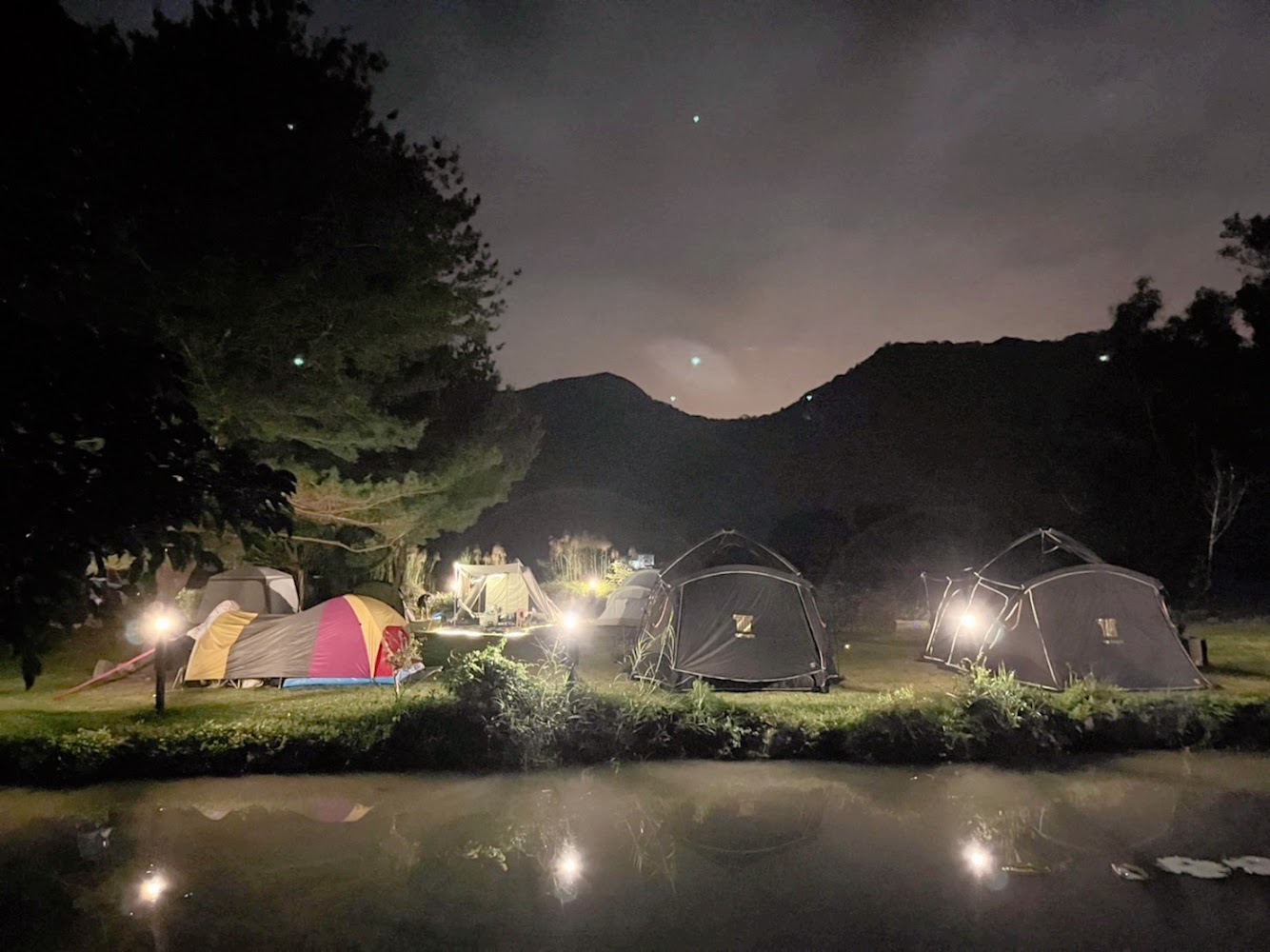 泰雅渡假村夜間露營場地與池塘燈景