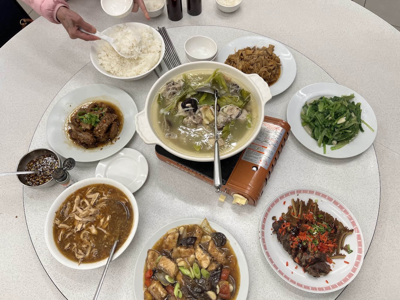 山城小吃一整桌家常合菜,有白飯、湯、牛肉與熱炒青菜