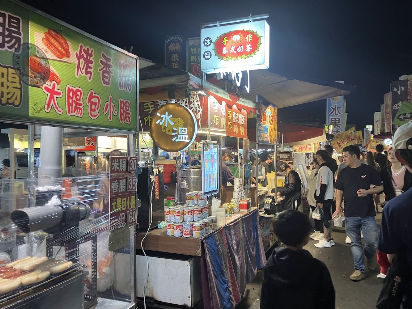 夜市多攤排隊與飲品小吃街景