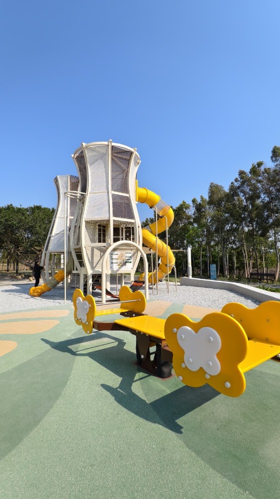 后里環保公園孩籽世界遊戲場黃色旋轉溜滑梯