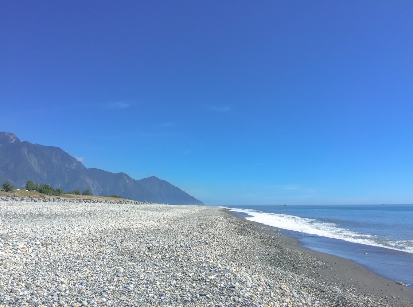 新城海堤藍天海岸與遠方山脈景色