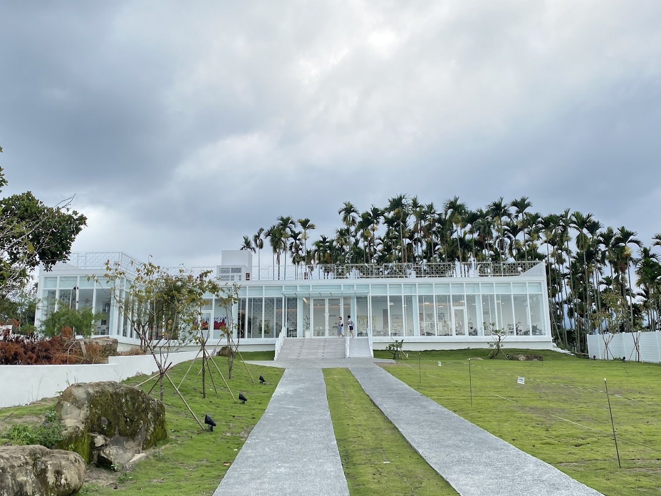 益品美術館白色玻璃建築與園區草地