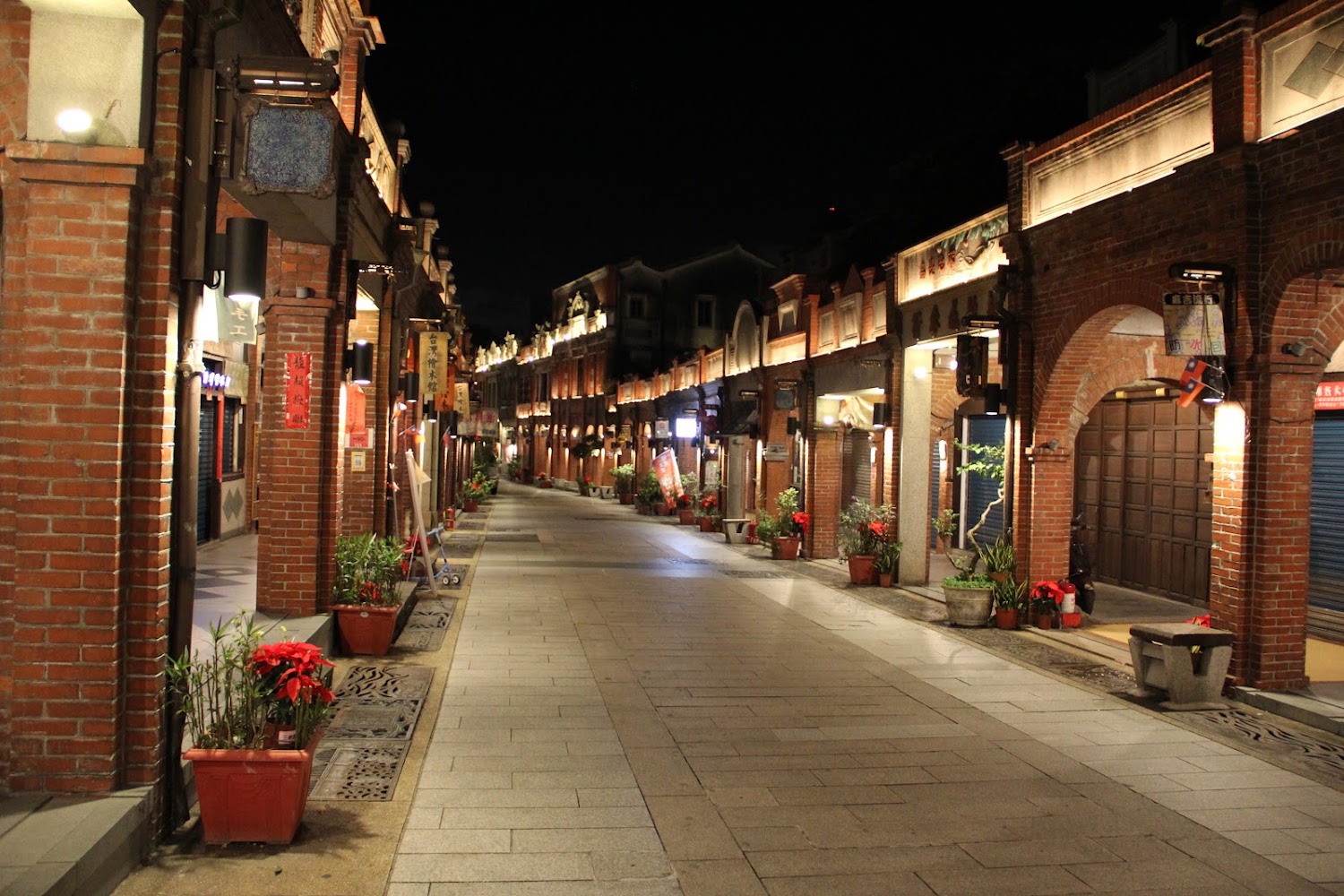 三峽老街夜晚紅磚拱廊