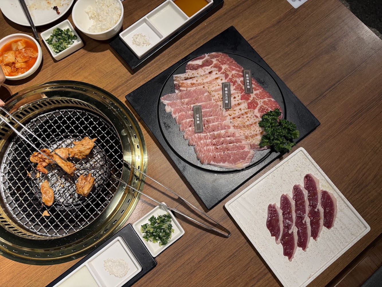 安平永華店桌面配置整齊，烤網上正烤肉。