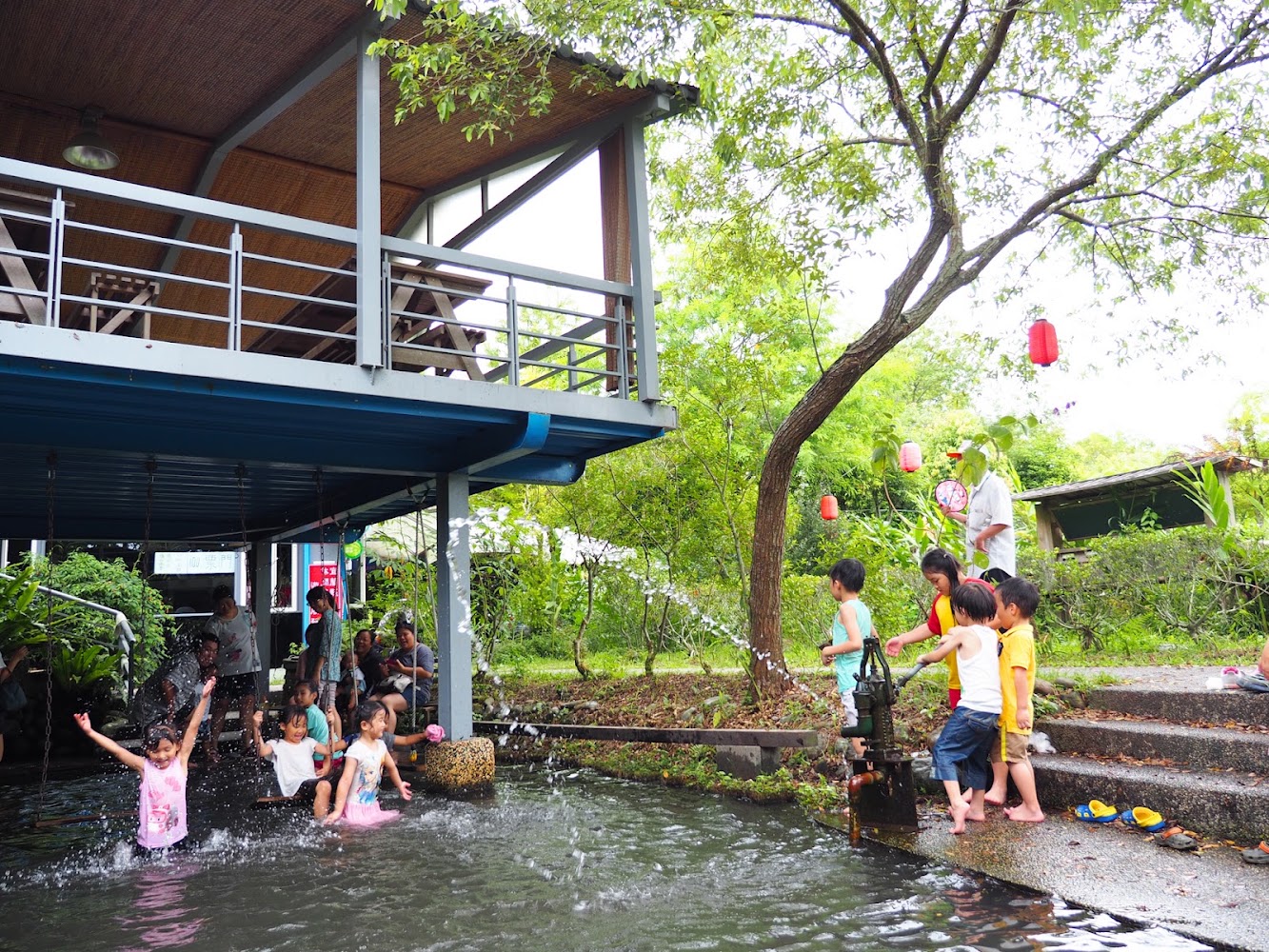 花泉休閒農場小朋友戲水場景