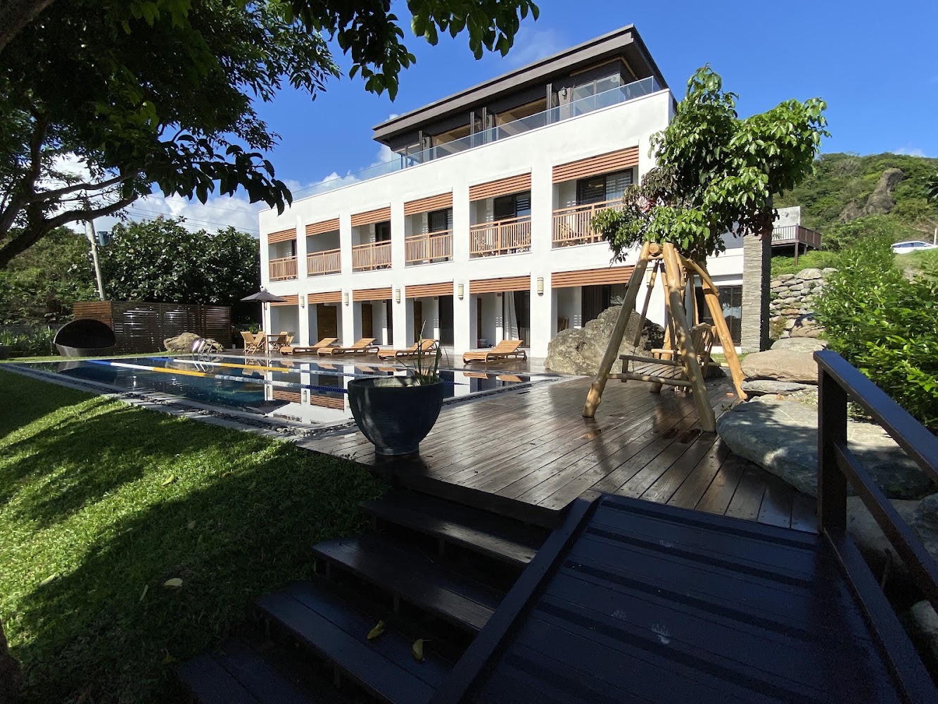 海Villa膽曼會館外觀與泳池