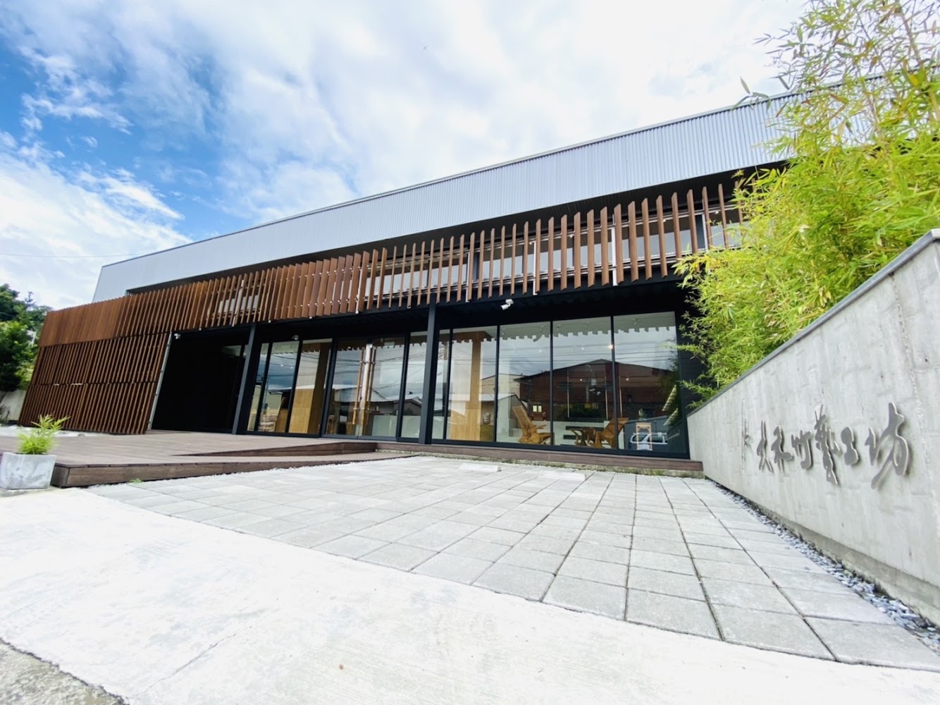 大禾竹藝工坊外觀,建築帶有木質格柵設計