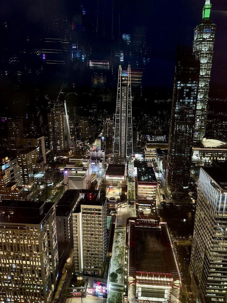 現代都市夜景，高樓林立、燈光璀璨