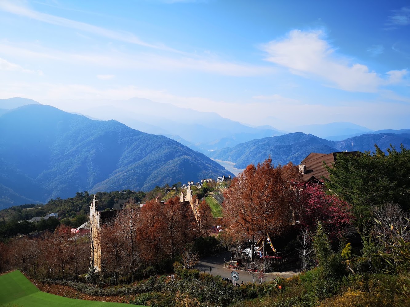 南投藍色山脈與歐式建築景觀