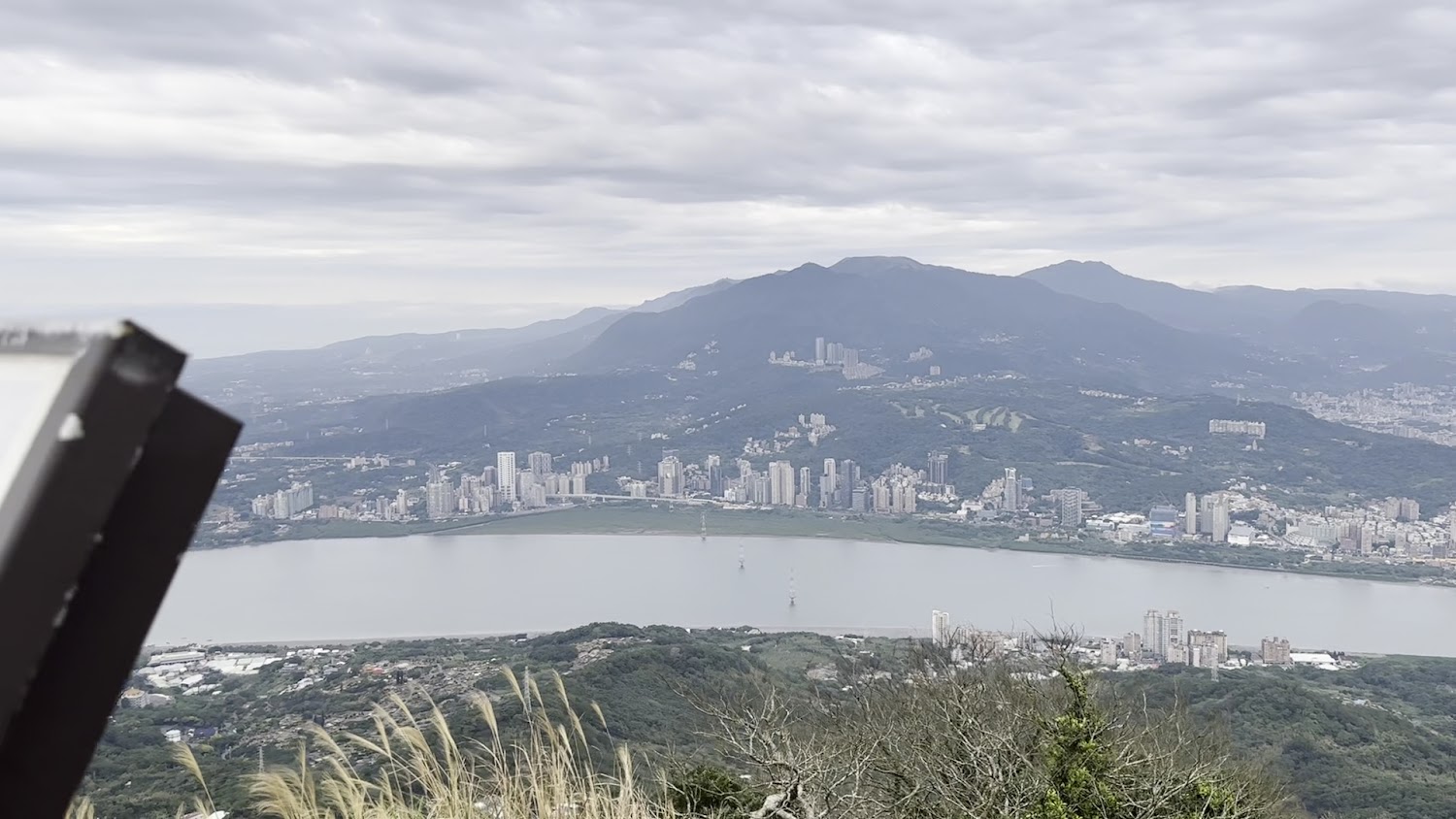 觀音山遠望河流與都市高樓景觀