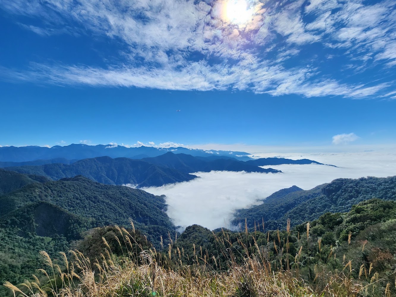加里山壯麗山脈與雲海景色