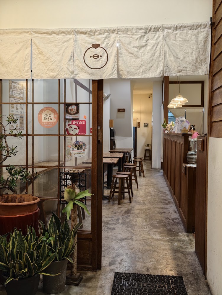 檜町火雞肉飯入口與店內木質風格空間