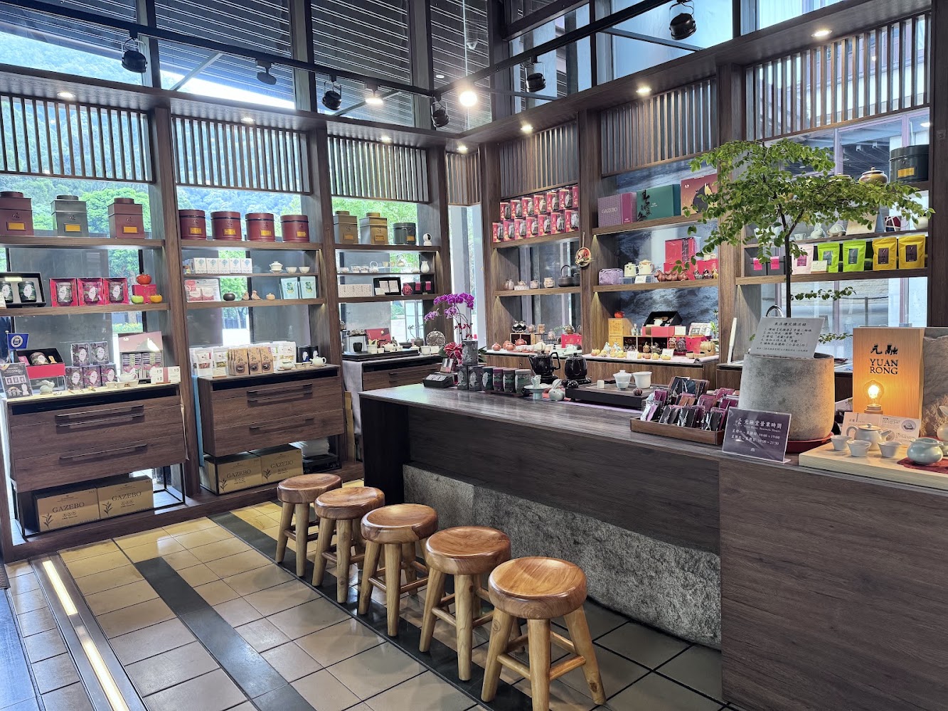 元融礁溪老爺門市的茶葉與茶具空間
