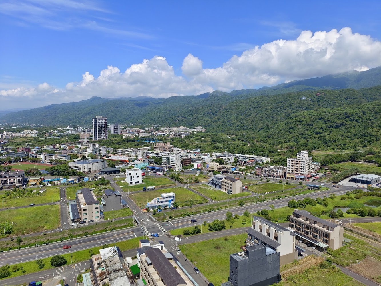 郊區道路建築與山脈藍天
