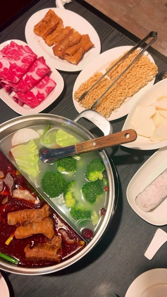 夫妻肺片麻辣鍋鴛鴦鍋與食材盤