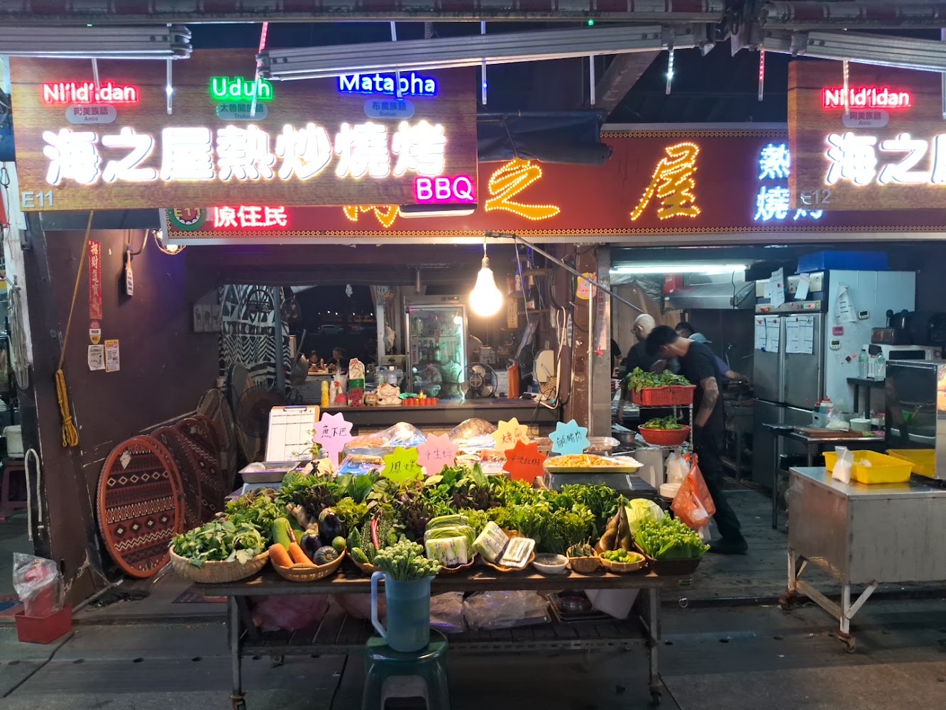 東大門夜市熱炒燒烤攤位與新鮮食材陳列