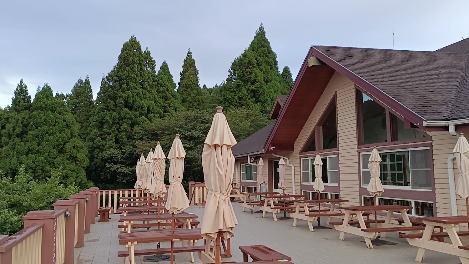 木造建築旁的戶外用餐區與長桌椅
