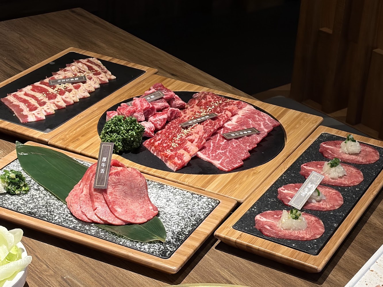 公益店肉盤包含多種牛肉部位與厚切牛舌，擺盤精緻。