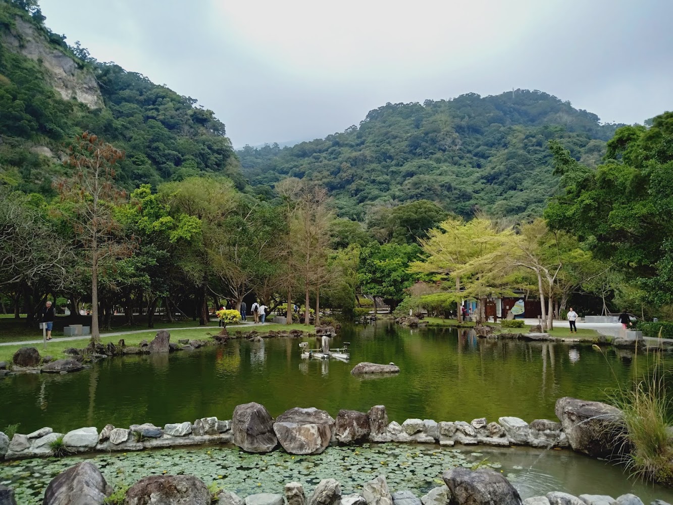 自然公園有池塘山丘與石頭