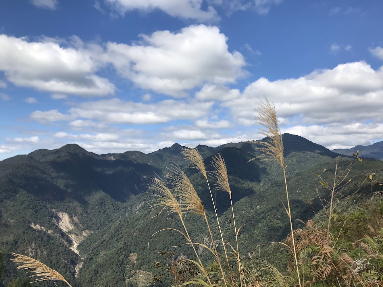 東卯山藍天白雲與翠綠山脈景色