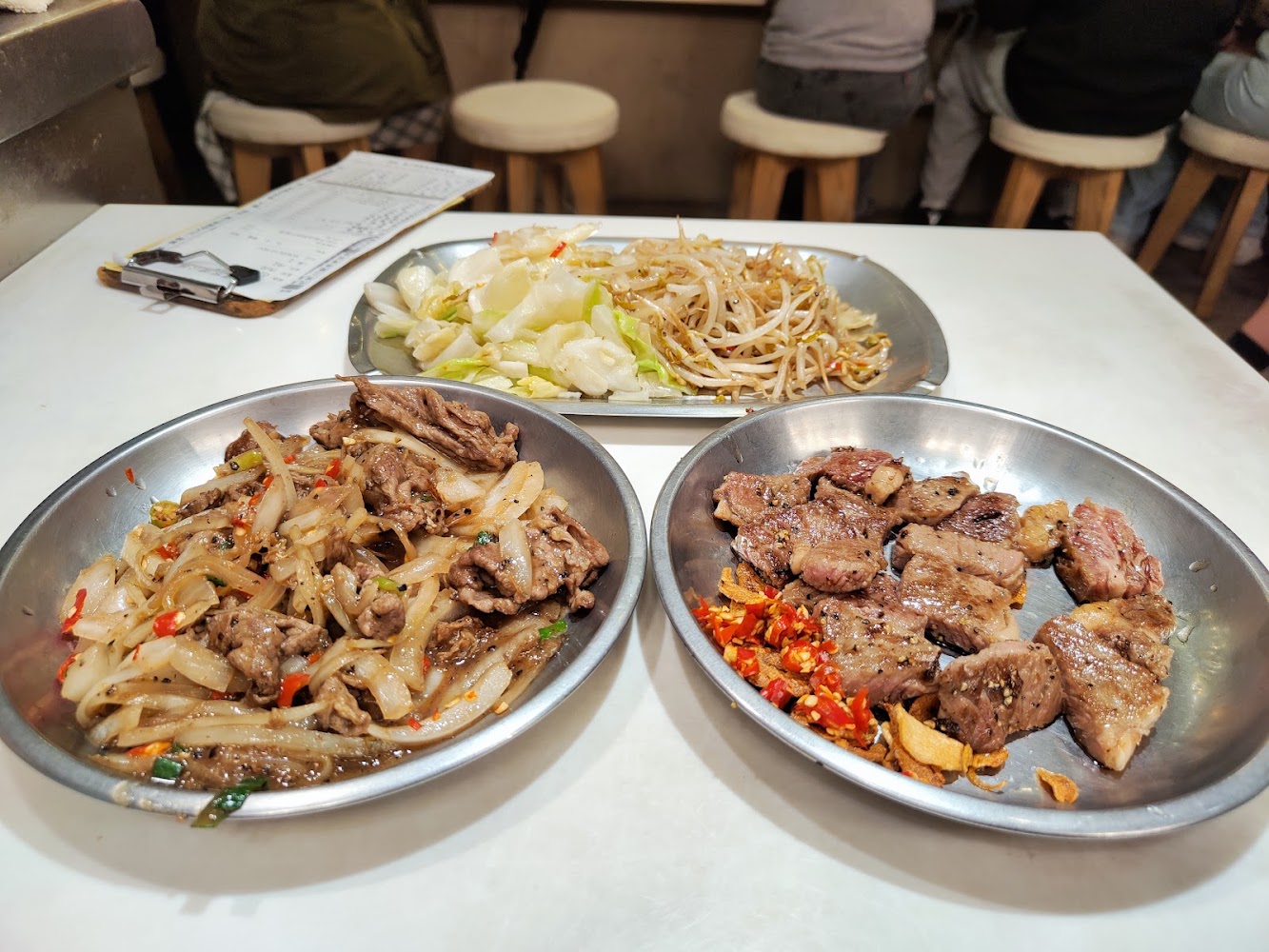 多盤鐵板燒炒物與牛肉