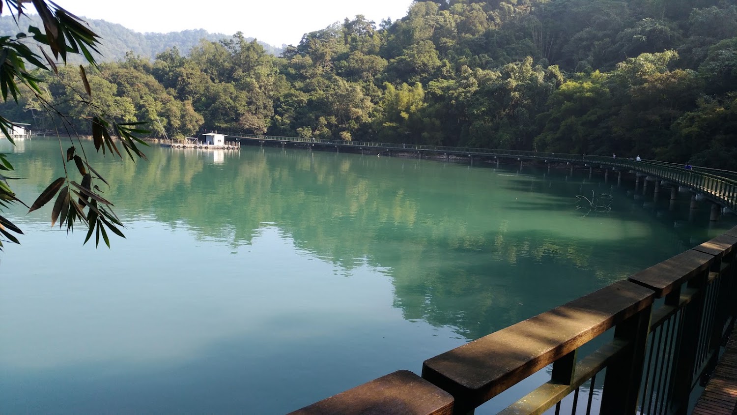 日月潭湖面與步道景色