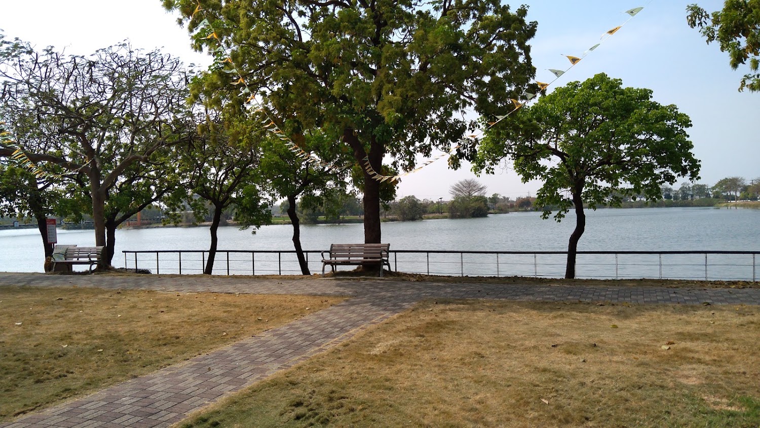 葫蘆埤步道長椅與湖景