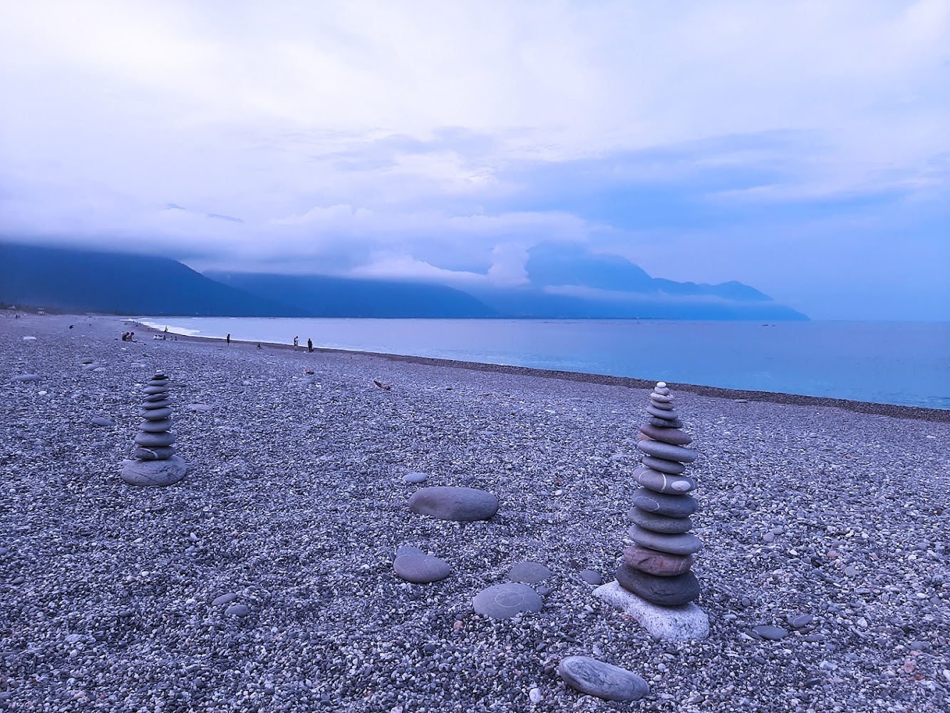 月牙灣觀海區的石頭塔與海景