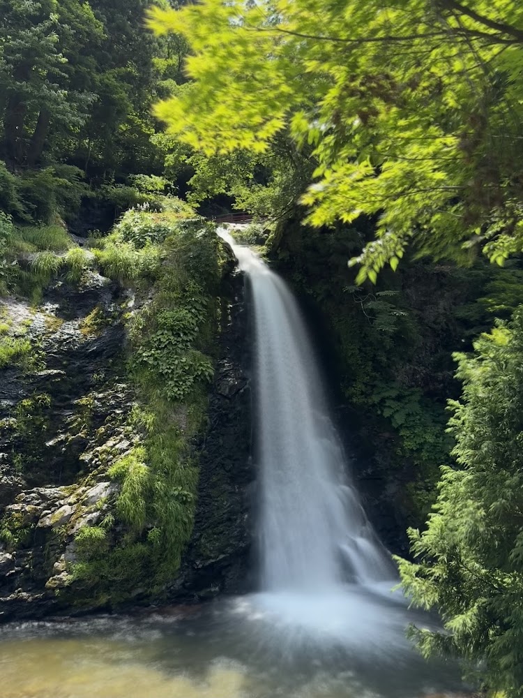 山林包圍中的銀山溫泉瀑布景觀