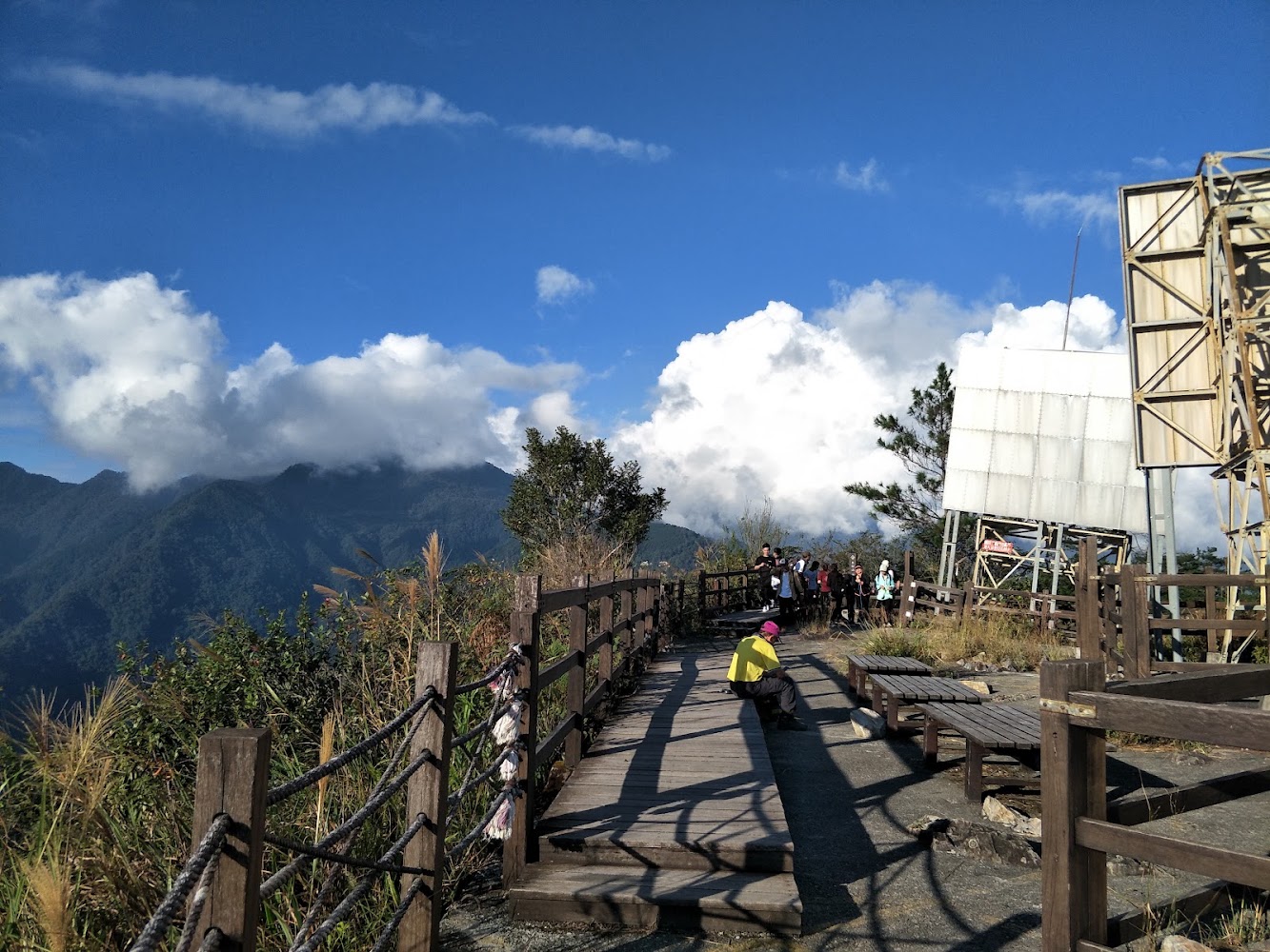 東卯山觀景台步道與遊客