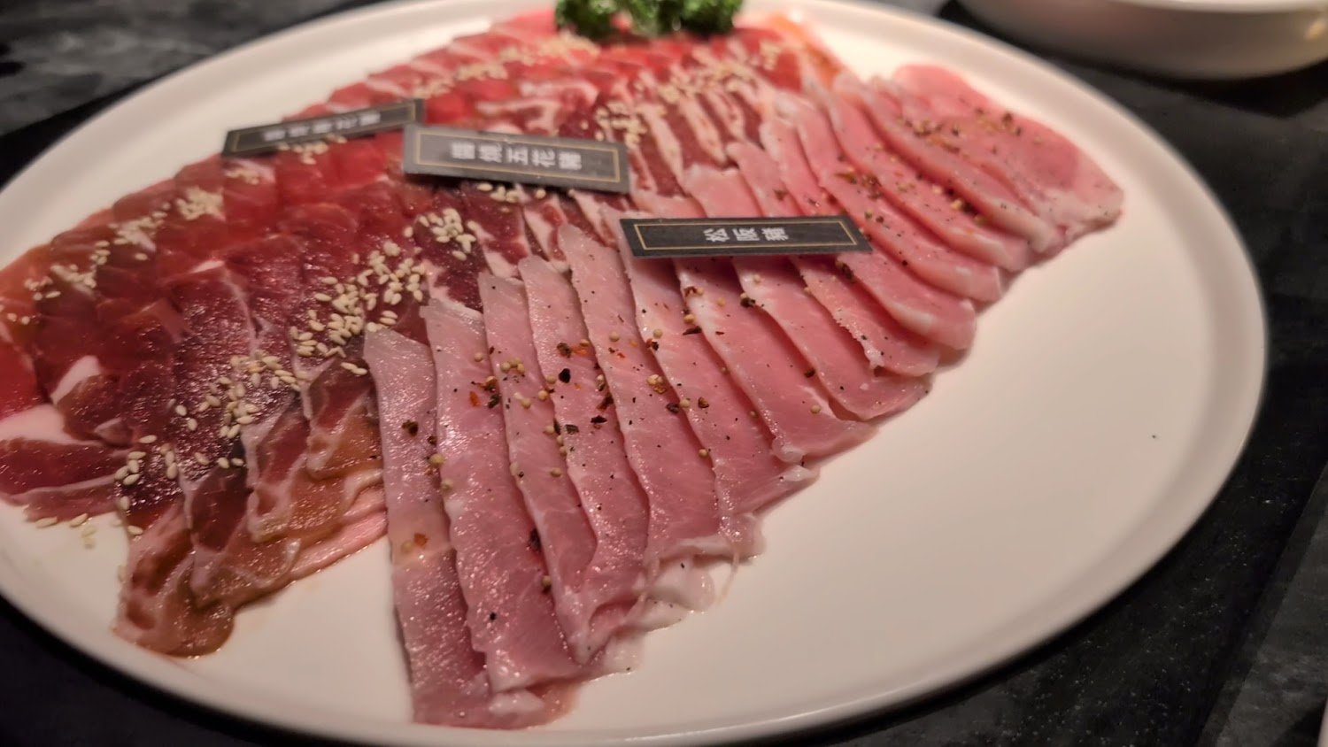 鹿港店生肉盤分成三種肉品，標示清楚。