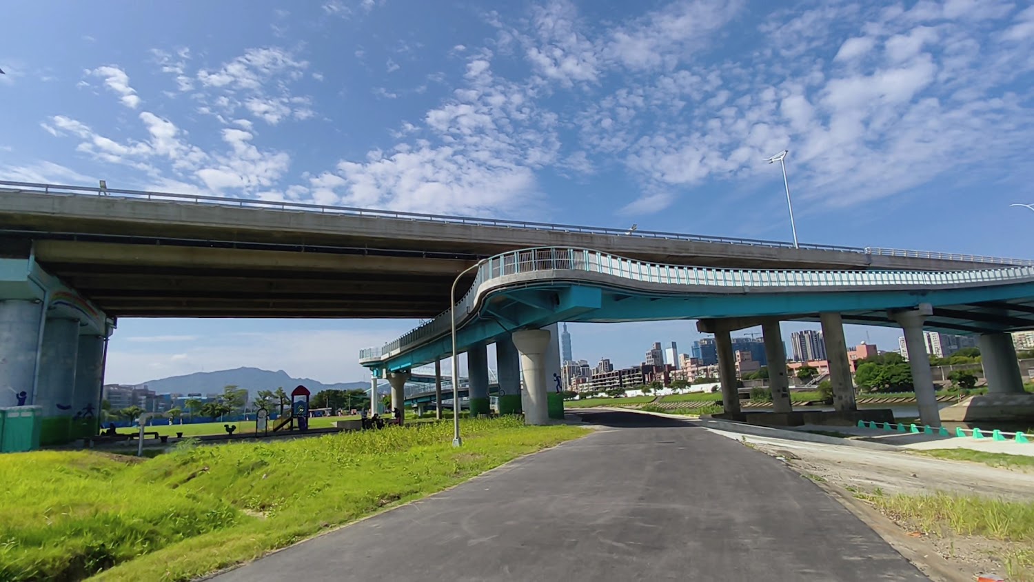 民權大橋景觀橋內湖端橋下自行車道與綠地
