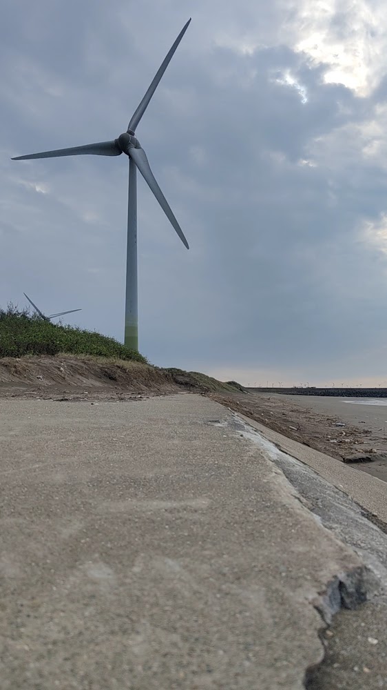 新豐濱海遊憩區風力發電機與海岸
