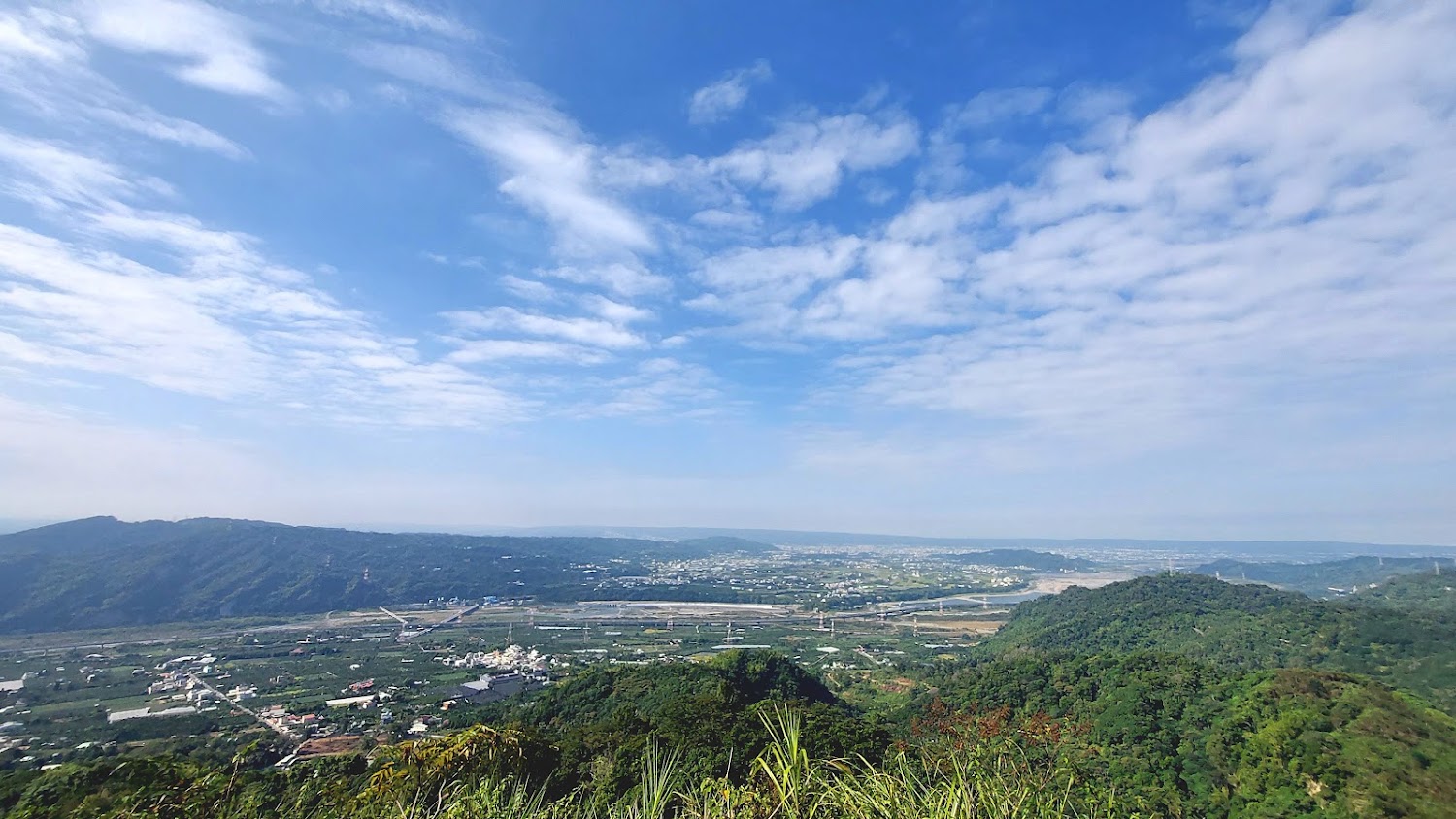 九九峰森林步道高處遠眺平原山景