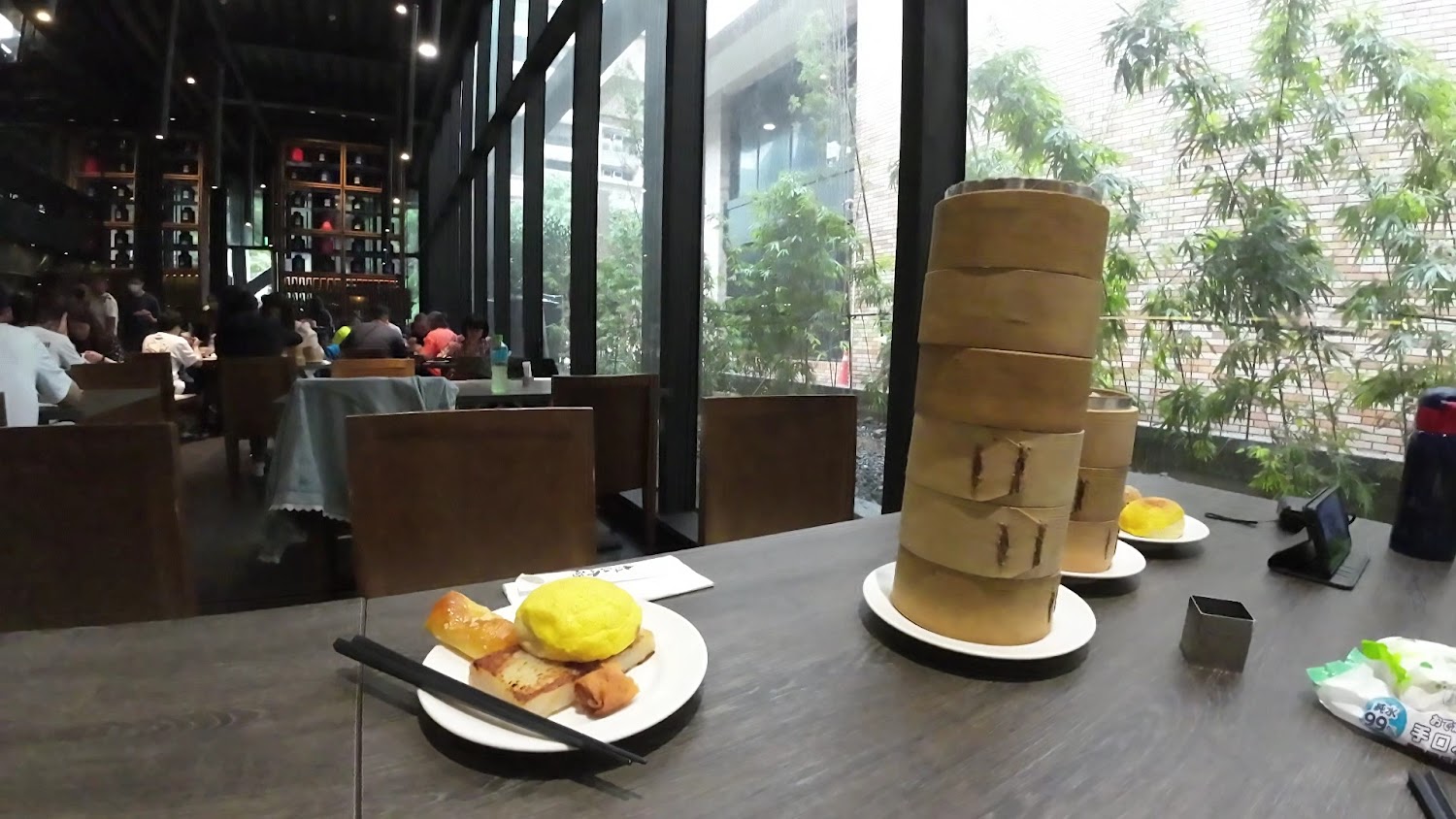 桌上擺滿多層蒸籠與港式點心