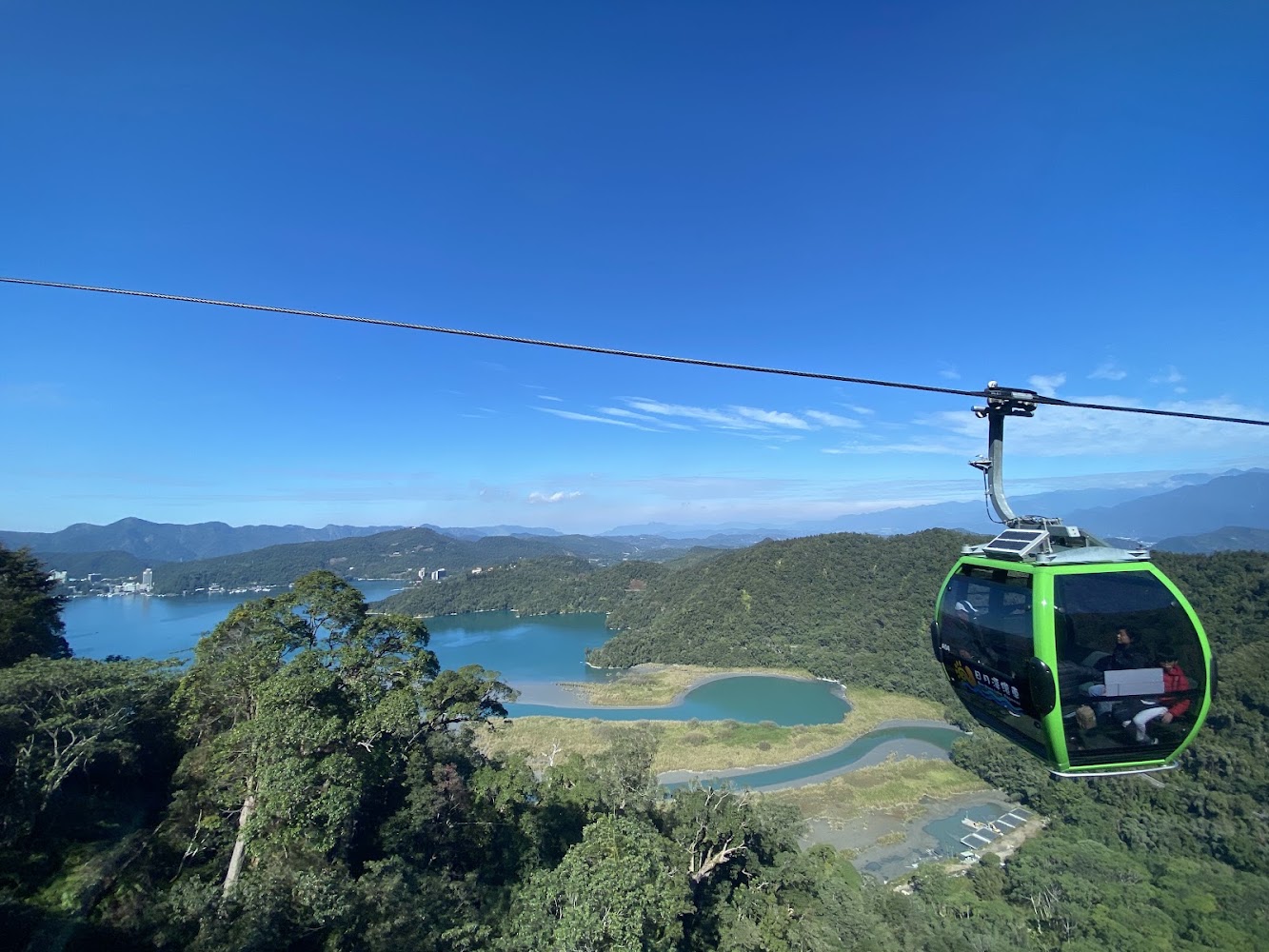 日月潭纜車橫越湖景與山林