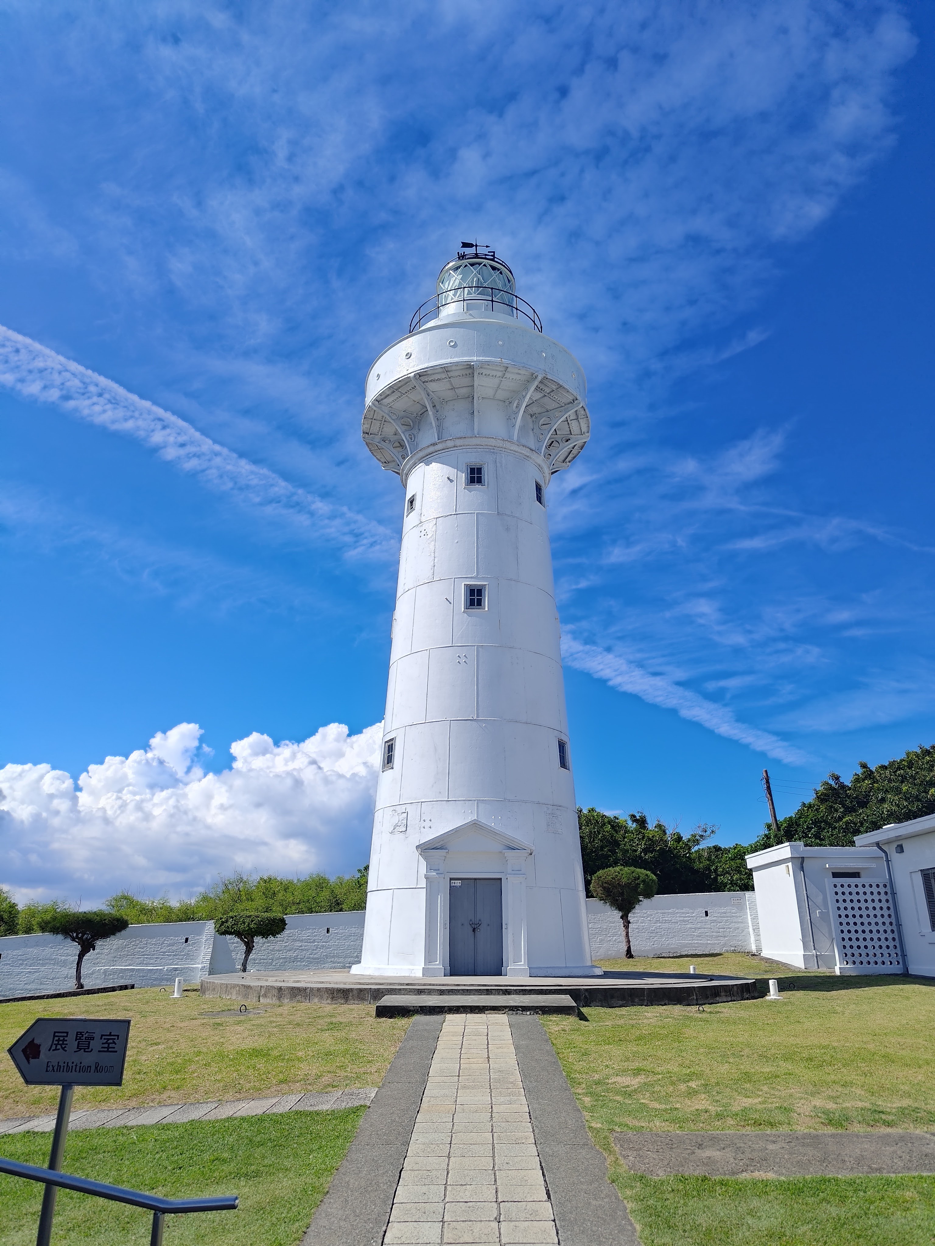 墾丁國家公園高聳白色燈塔與草地