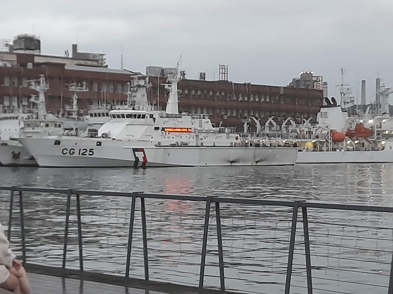 基隆港邊海巡船與碼頭