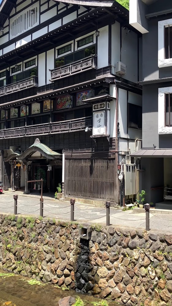 銀山溫泉街旁一棟傳統日式旅館建築外觀