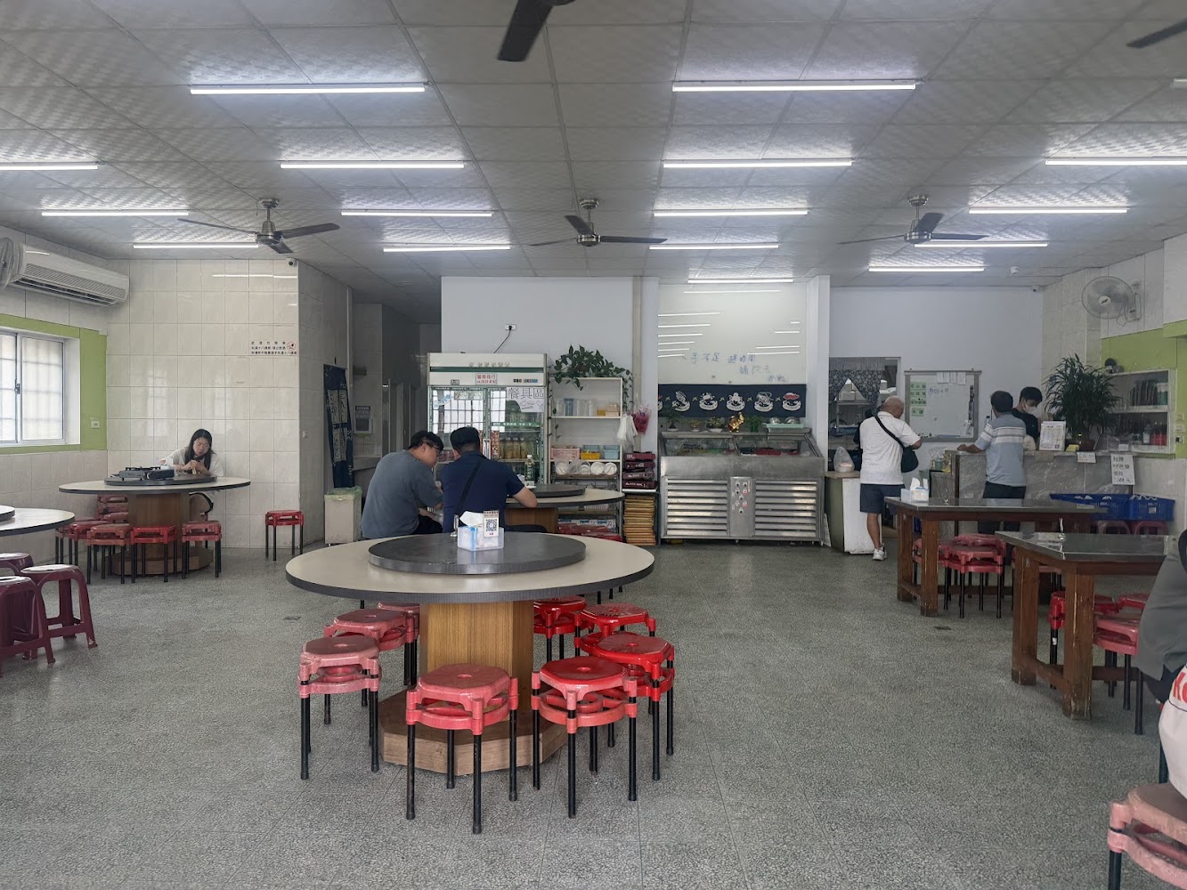 阿樓師火雞肉飯店內用餐空間與傳統桌椅