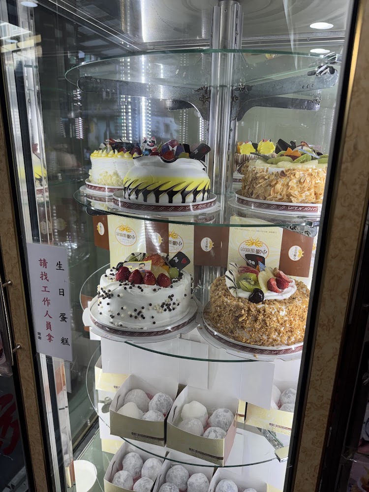 冷藏櫃內多款蛋糕與麻糬甜點