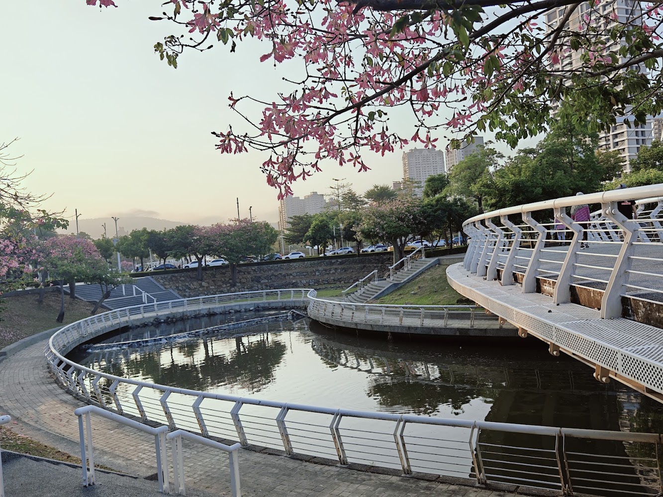 愛河之心春季花景與環狀步道