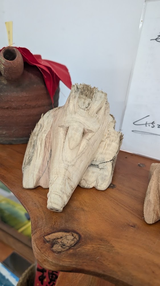 木雕動物頭像擺放於桌上的池藝基地藝術作品