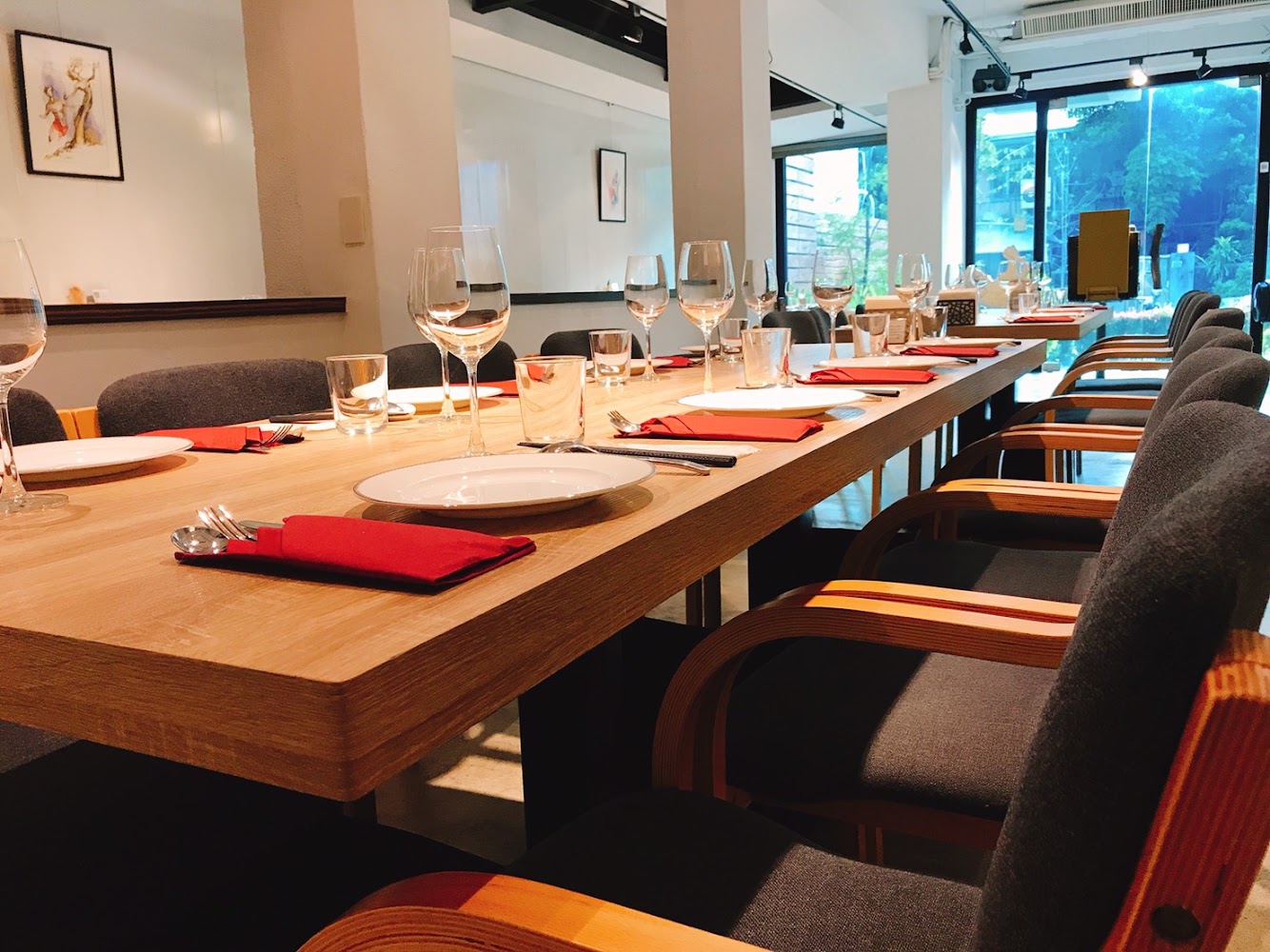 馨苑小料理西區店餐廳內部明亮舒適