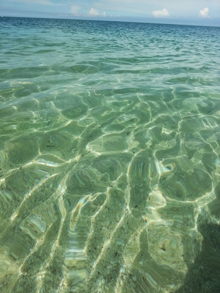清澈透明的海水與藍天海面