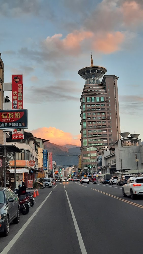 南投城市街道與夕陽山景