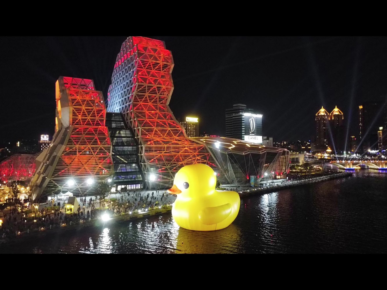 愛河灣夜景與高雄流行音樂中心